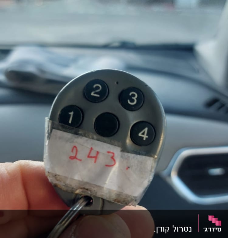 שלט רחוק עם מספרים 1 עד 4 ותווית 243